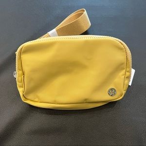 NWT lululemon everywhere belt bag in Golden Sand (yellow)